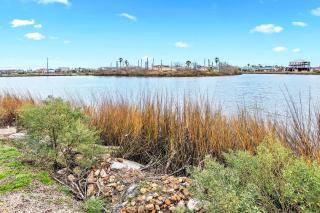 Beautiful Modern Vacation Rental with Blissful Bay Views for a Relaxing Escape in League City, Texas - 1