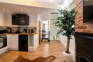 Rooftop One-Bedroom Apartment Near East Midlands Airport - 4