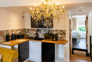 Rooftop One-Bedroom Apartment Near East Midlands Airport - 3