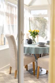 Modern 3-Bed Detached House with a Double Driveway, Free Wi-Fi, Garden with Playground and BBQ - 2