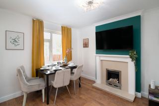 Modern 3-Bed Detached House with a Double Driveway, Free Wi-Fi, Garden with Playground and BBQ - 9