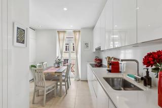 Spacious Apartment with Balcony & Great Location - 6