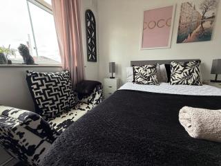 The Galley Hill House with free Parking - 2