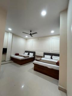 Hotel The Maa Palace 1 KM From Shri Mahakaleshwar Jyotirlinga Temple - 4