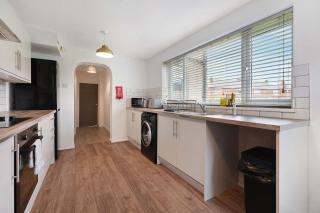 Chic 4BR Contractor Stay for 7 with WiFi by Stay With Us - 7