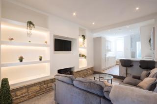 Spacious 3BD house - fast Wi-Fi - smart tv - 4