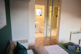 'Nomadic Nest' - Spacious 2BR Coach House, Free Parking, Balcony - 2