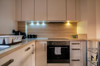 'Nomadic Nest' - Spacious 2BR Coach House, Free Parking, Balcony - 1