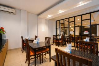 Townhouse Oak Hotel Niaga Surabaya - 8