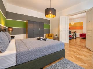Spacious 2BR Apartment for 6 near City Center Metro U2 - 2
