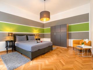 Spacious 2BR Apartment for 6 near City Center Metro U2 - 1