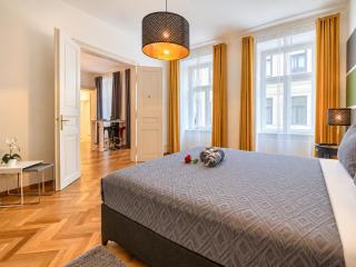 Spacious 2BR Apartment for 6 near City Center Metro U2 - 4