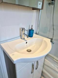 Alberta Holiday Park - Cambridge Villa sleeps 6! - 3