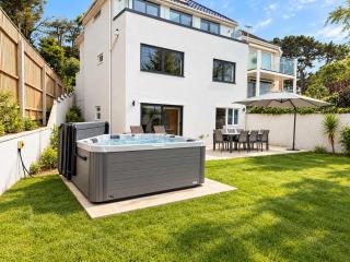 High Tides Elegant & Modern 5-Bedroom Villa with Hot Tub in Sandbanks - 9