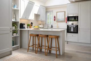 High Tides Elegant & Modern 5-Bedroom Villa with Hot Tub in Sandbanks - 8