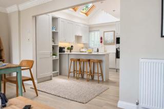 High Tides Elegant & Modern 5-Bedroom Villa with Hot Tub in Sandbanks - 7