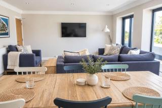 High Tides Elegant & Modern 5-Bedroom Villa with Hot Tub in Sandbanks - 1