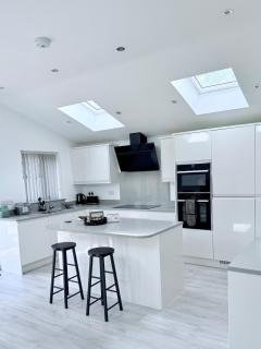 Modern 4-Bed, 4-Bath Home - Garden & Parking - 0