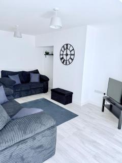 Modern 4-Bed, 4-Bath Home - Garden & Parking - 7