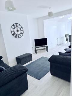 Modern 4-Bed, 4-Bath Home - Garden & Parking - 6
