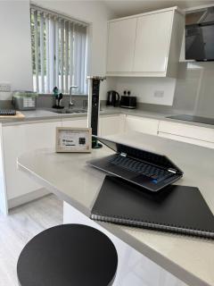 Modern 4-Bed, 4-Bath Home - Garden & Parking - 4