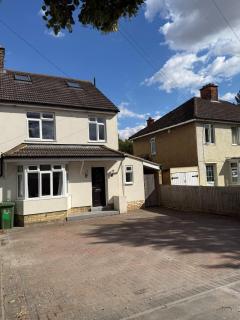 Modern 4-Bed, 4-Bath Home - Garden & Parking - 1