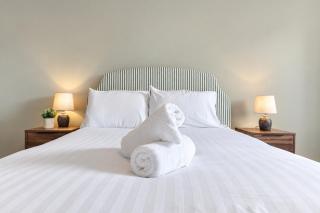 Modern York Apartment - Free Parking - Sleeps 7 - 3