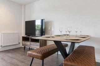 Modern York Apartment - Free Parking - Sleeps 7 - 9