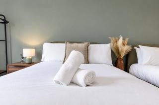 Modern York Apartment - Free Parking - Sleeps 7 - 7