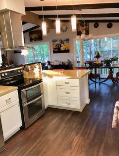 Hot Tub Stunning Mountain Views 2 kitchens 4 bedroom 2 bathroom - 7