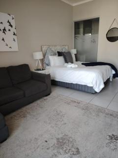 Menlyn Maine Trilogy Apartment 713 - 0