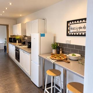 Stylish 4BR Sunderland Contractor Friendly - 2