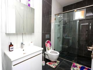 Crowne Paradise Homes Spacious 3-Bedroom Apartment Near Nyali Beach with Oceanic View - 4