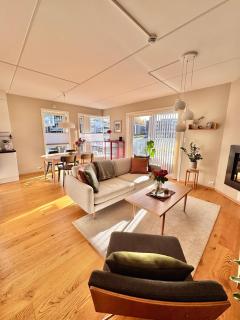 Spacious apartment in Tromsø with fireplace, balcony and mountain views - 0