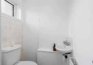Modern 3Bed home near airport with free parking - 9