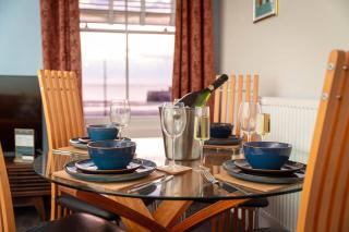 3BR Seaviews | PS5 · Arcade · Parking · Sleeps 6 - 1