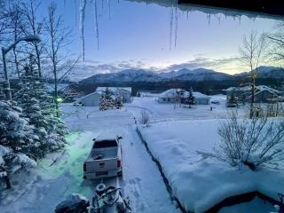 Hot Tub Stunning Mountain Views 2 kitchens 4 bedroom 2 bathroom - Anchorage - 1