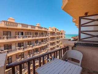 Sea View 1BR Apartment at Turtles Beach, Al Ahyaa - 4
