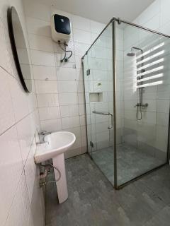 Max Comfort Spacious Modern 3 Bedroom Apartment - 4