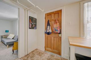 Milwaukee 1BR Bungalow with free parking - 5