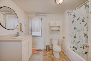 Milwaukee 1BR Bungalow with free parking - 4