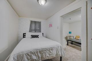 Milwaukee 1BR Bungalow with free parking - 3