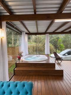Deck com hidromassagem junto à natureza - 8