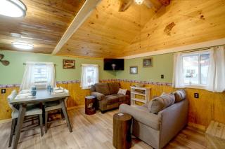 Walk to Lake Ontario! 'Minnow Cottage' - 7