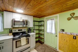 Walk to Lake Ontario! 'Minnow Cottage' - 5