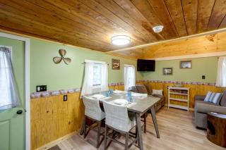 Walk to Lake Ontario! 'Minnow Cottage' - 3