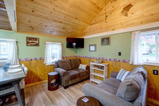 Walk to Lake Ontario! 'Minnow Cottage' - 2