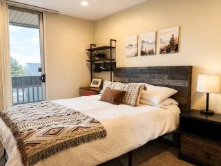 Mountain Retreat Sleeps 6 Minutes to Village - 1