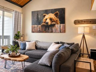 Mountain Retreat Sleeps 6 Minutes to Village - 7