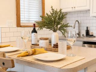 Mountain Retreat Sleeps 6 Minutes to Village - 5